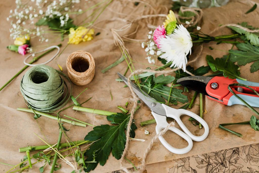 Schere um Blumenkranz zu binden