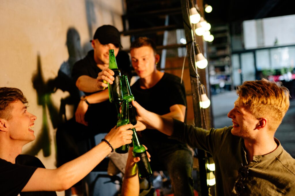Anstoßen beim JGA mit Bier auf Junggesellen oder Junggesellin